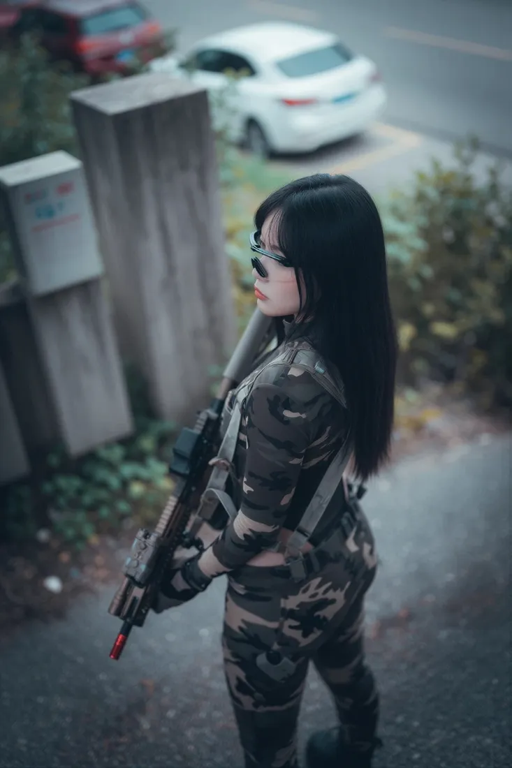 迷彩女兵手机壁纸｜街头户外背景图片 - 酷飒战术风格「哲风壁纸」