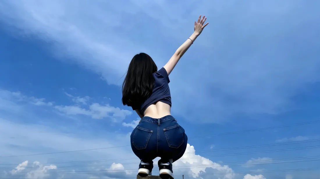3k长发少女背影壁纸｜蓝天白云背景图片 - 自由治愈「哲风壁纸」