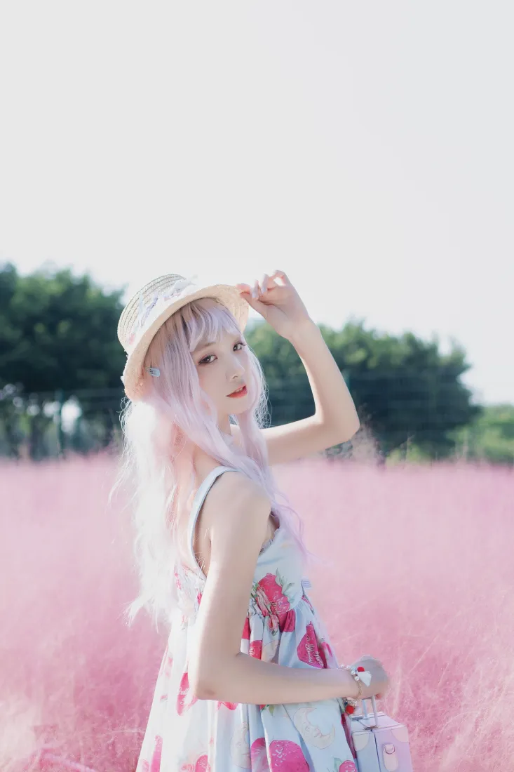 粉发美女手机壁纸｜粉黛花田背景图片 - 夏日清新草帽写真「哲风壁纸」