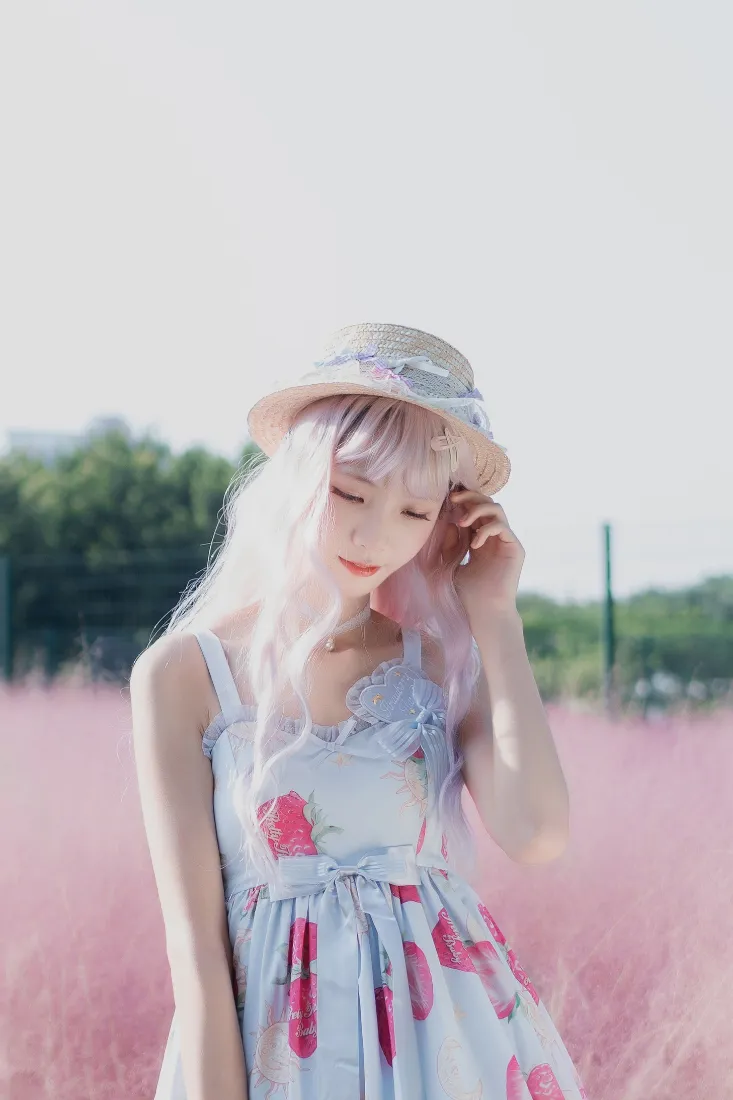 粉发美女手机壁纸｜粉色花田背景图片 - 清新户外写真「哲风壁纸」