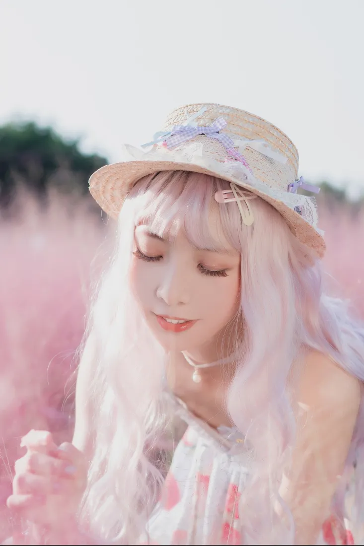 粉发少女手机壁纸｜粉色花田背景图片 - 甜美草帽写真「哲风壁纸」