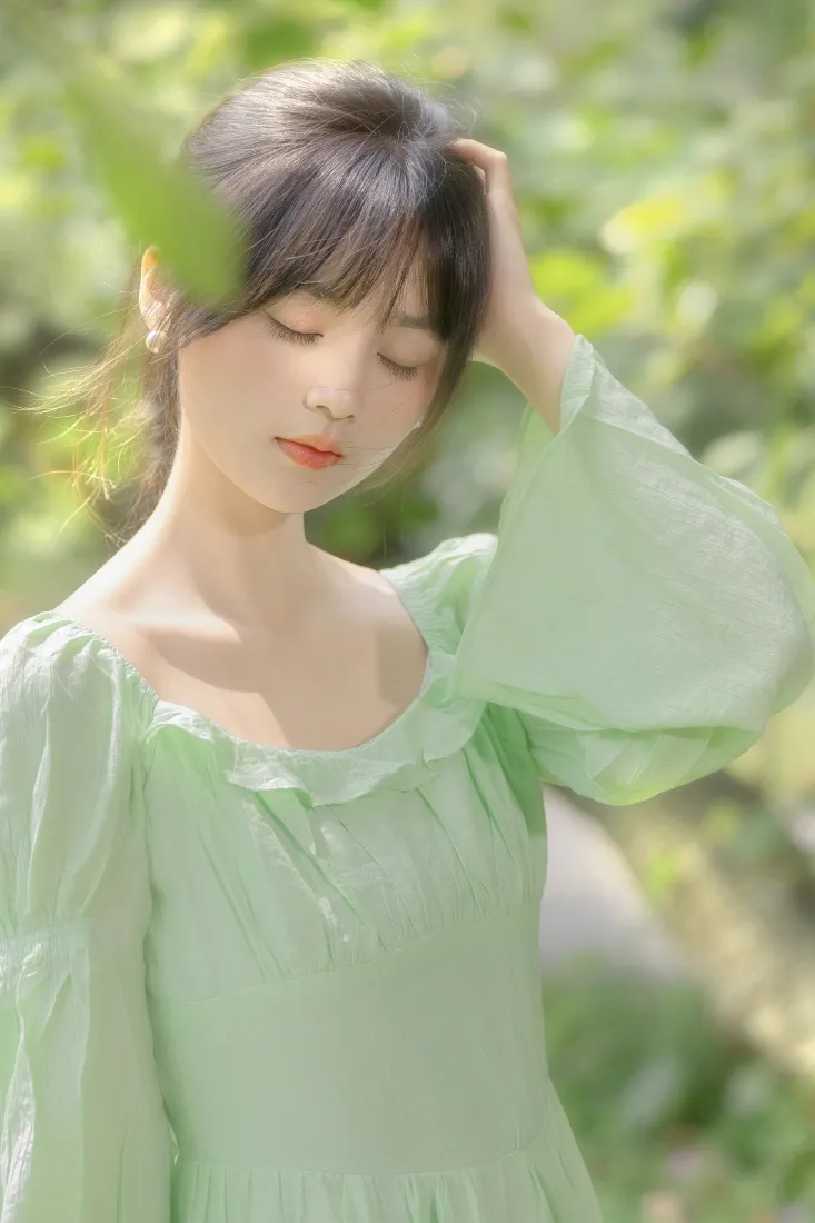 清纯美女手机壁纸｜户外绿植背景图片 - 清新氛围感人像「哲风壁纸」