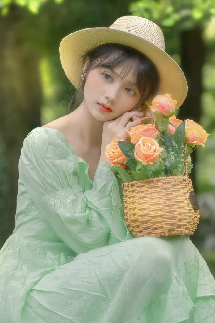 清纯美女手机壁纸｜夏日户外林间背景图片 - 草帽绿裙捧花少女「哲风壁纸」