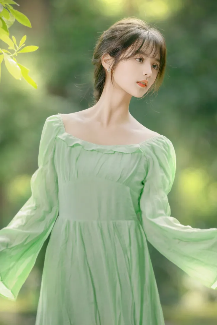 清纯美女手机壁纸｜夏日林间背景图片 - 淡绿方领连衣裙「哲风壁纸」
