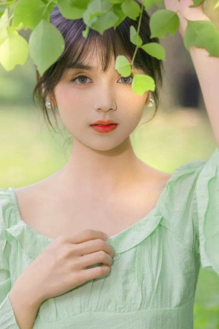 清纯美女手机壁纸｜夏日户外绿植背景图片 - 浅绿色连衣裙「哲风壁纸」