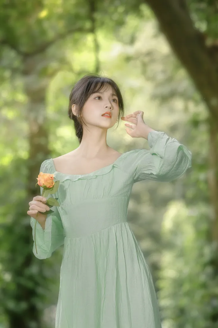 清纯美女手机壁纸｜林间光影背景图片 - 手持橙花少女「哲风壁纸」
