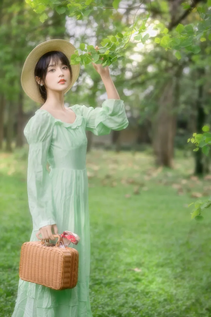 清纯美女手机壁纸｜森林草地背景图片 - 夏日森系「哲风壁纸」