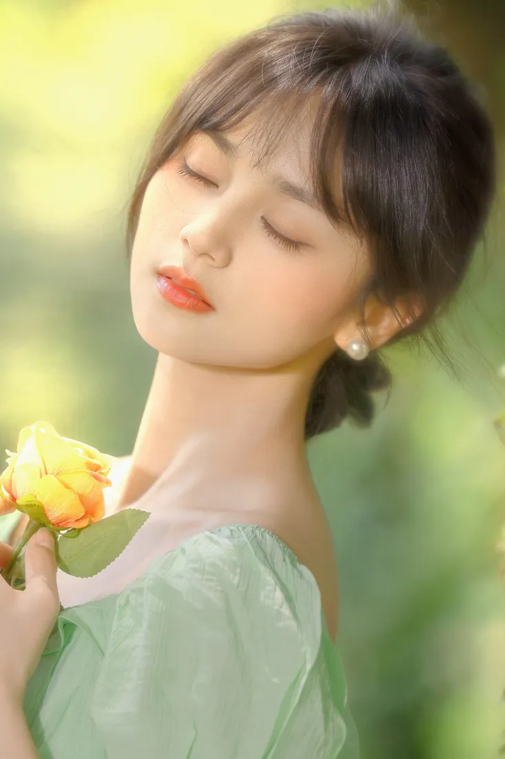 清纯美女手机壁纸｜绿色森系背景图片 - 手持花温柔少女「哲风壁纸」