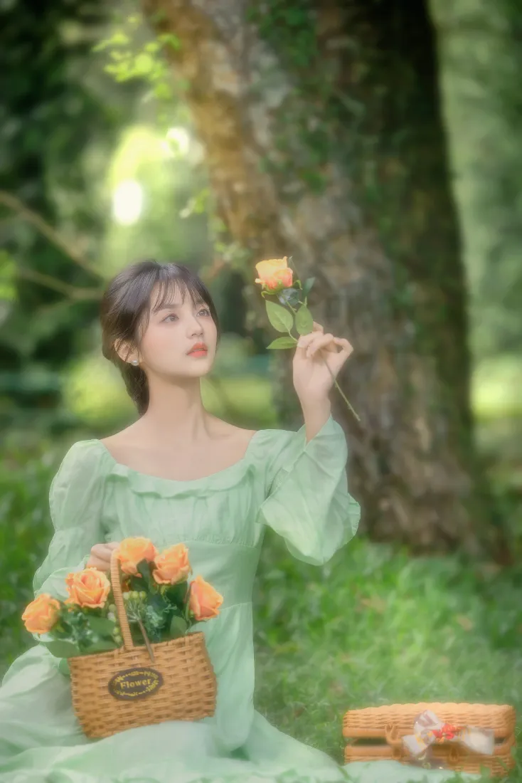 清纯美女手机壁纸｜森系林间背景图片 - 持花氛围感写真「哲风壁纸」