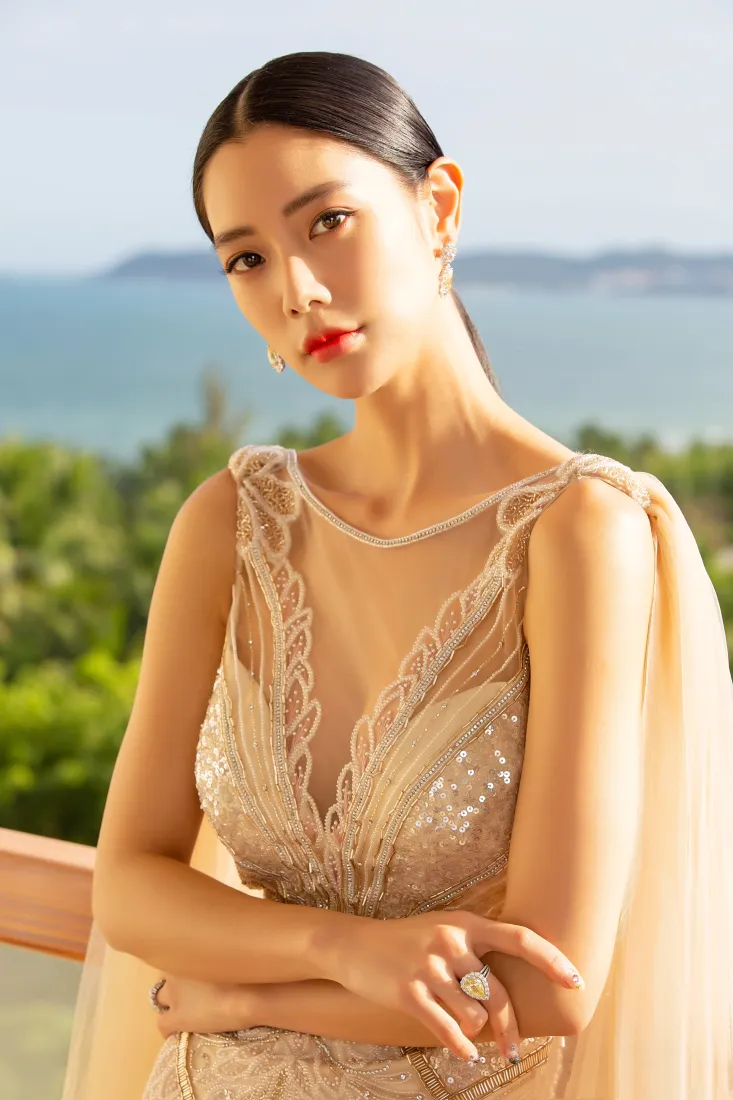 克拉拉手机壁纸｜海景礼服背景图片 - 优雅时尚人像「哲风壁纸」