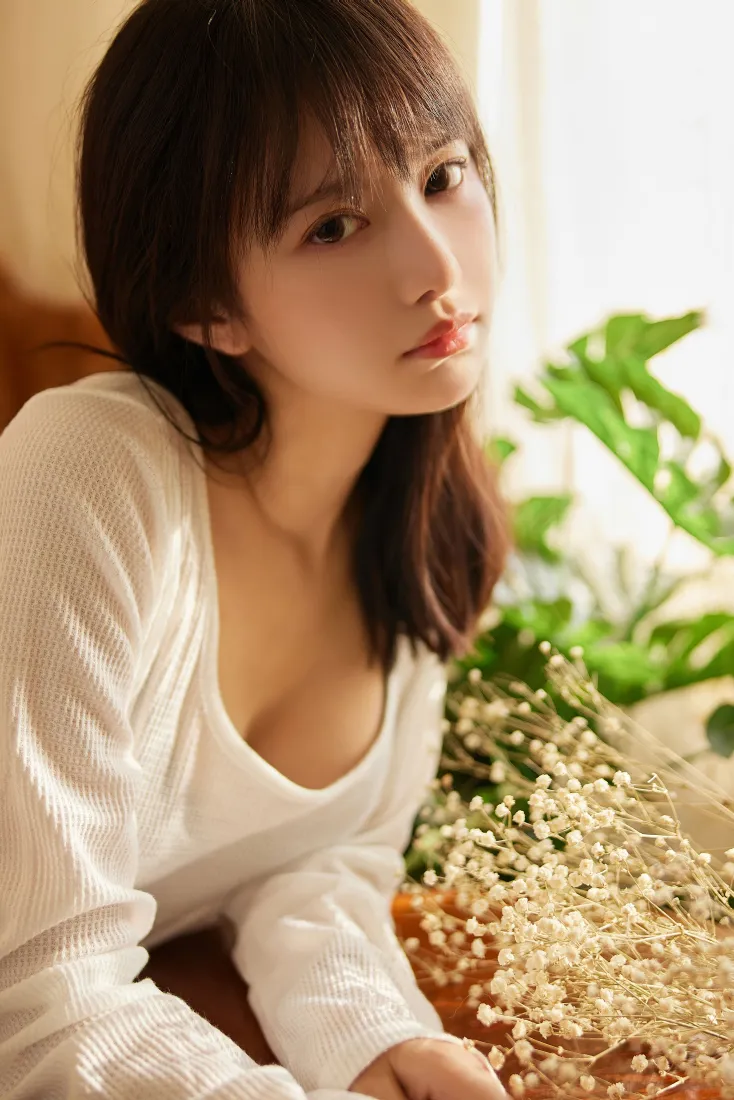 性感美女手机壁纸｜居家绿植背景图片 - 清新温柔人像写真「哲风壁纸」