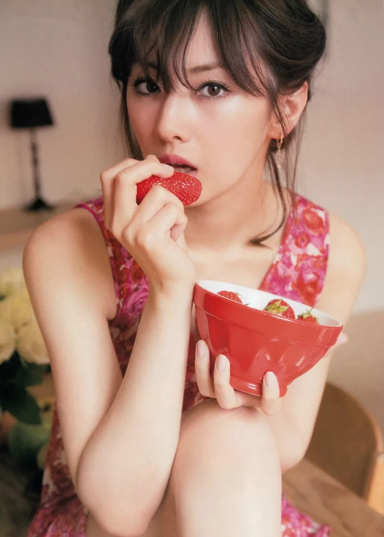 北川景子手机壁纸｜居家写真背景图片 - 吃草莓甜美大片「哲风壁纸」