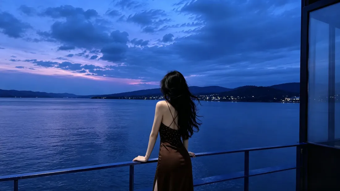 3k长发美女壁纸｜蓝调湖景背景图片 - 静谧氛围感「哲风壁纸」