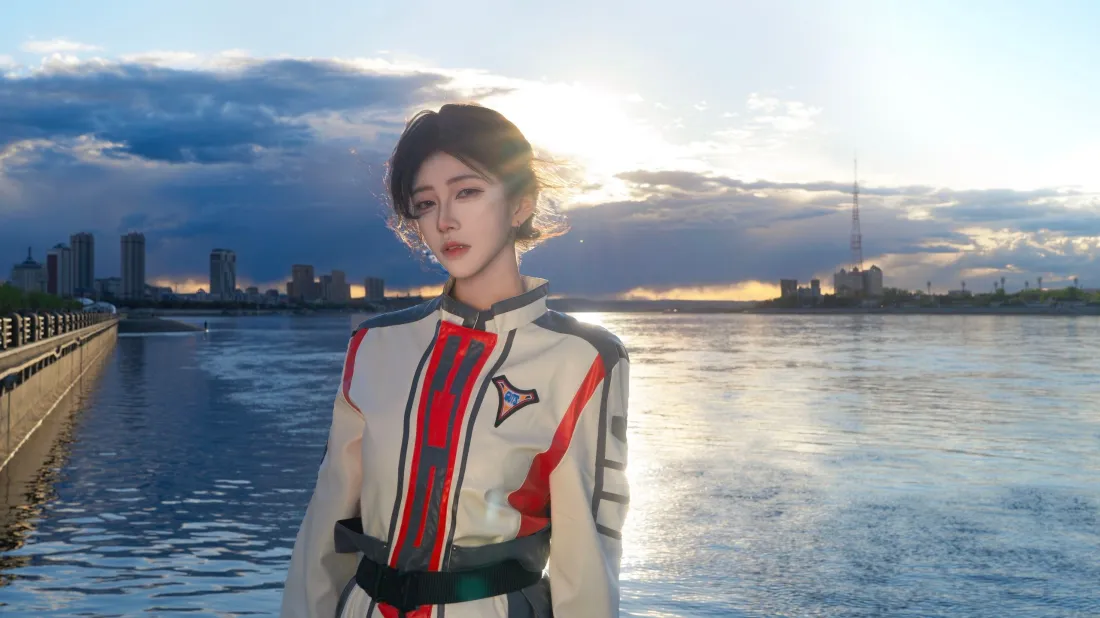 3k迪迦cos壁纸｜黄昏江边背景图片 - 短发制服美女「哲风壁纸」