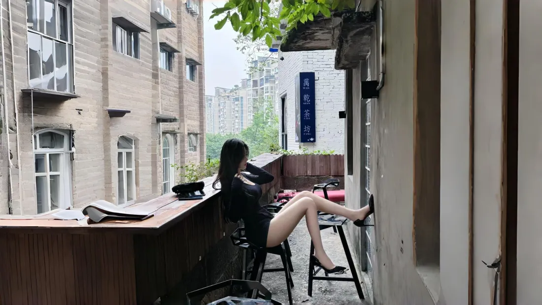 3k御姐壁纸｜城市小巷背景图片 - 气质长腿女性「哲风壁纸」