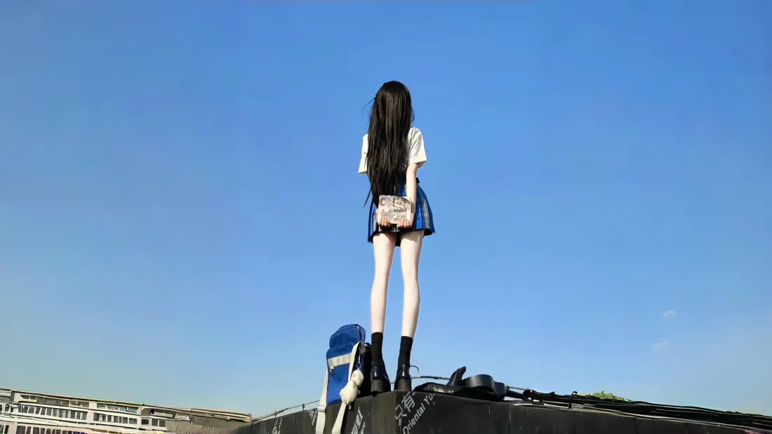 3k长发美女壁纸｜晴朗蓝天背景图片 - 青春户外少女「哲风壁纸」