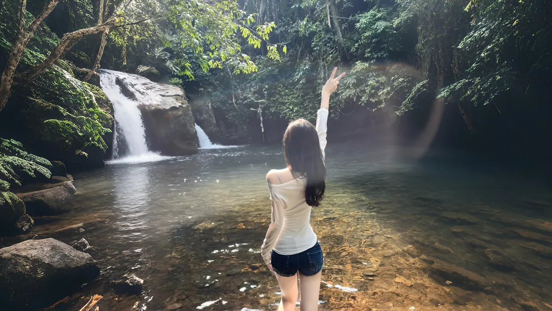 5k森林瀑布美女壁纸｜山涧水潭背景图片 - 阳光清新户外「哲风壁纸」