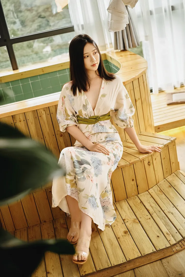 气质少妇手机壁纸｜碎花裙居家背景图片 - 氛围感性感写真「哲风壁纸」