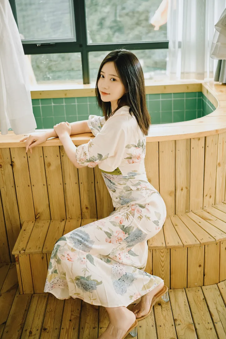 性感少妇手机壁纸｜木质浴池居家背景图片 - 印花长裙穿搭「哲风壁纸」