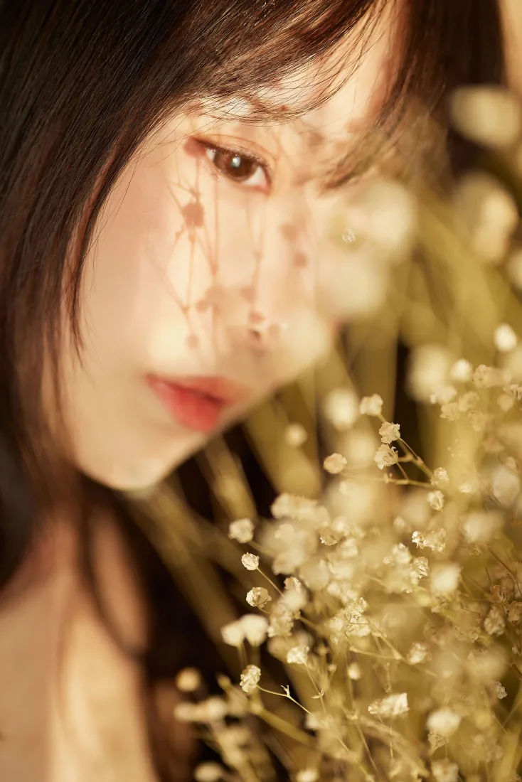 性感美女手机壁纸｜满天星背景图片 - 暖调氛围感写真「哲风壁纸」
