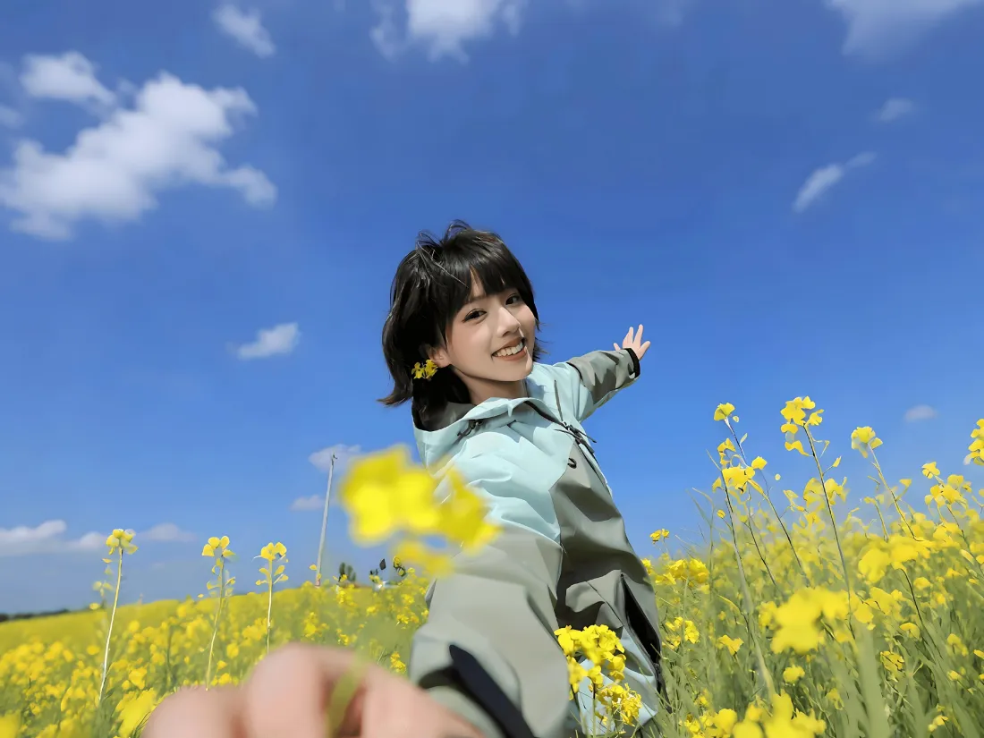 3k短发女生壁纸｜油菜花田蓝天白云背景图片 - 治愈清新「哲风壁纸」