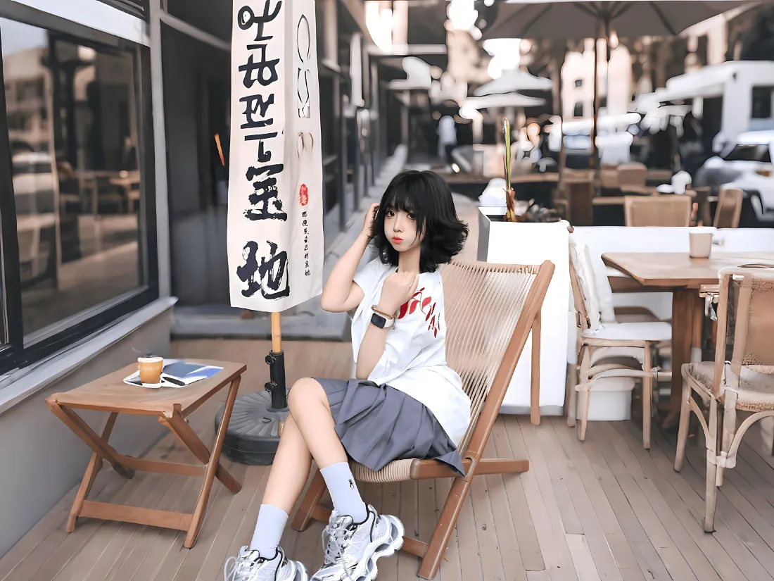 3k卷发短发少女壁纸｜露天咖啡店背景图片 - 休闲穿搭「哲风壁纸」