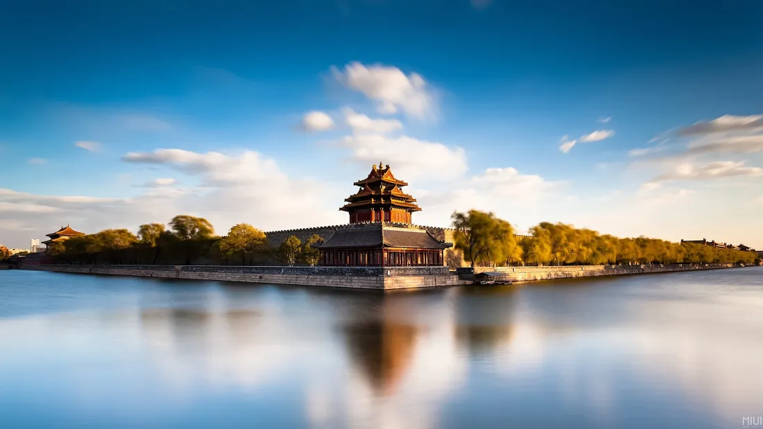 4k故宫角楼壁纸｜蓝天湖水背景图片 - 秋日静谧风光「哲风壁纸」