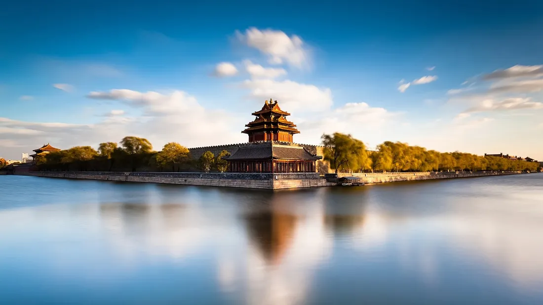 2k故宫角楼壁纸｜湖光蓝天背景图片 - 秋日古城风光「哲风壁纸」