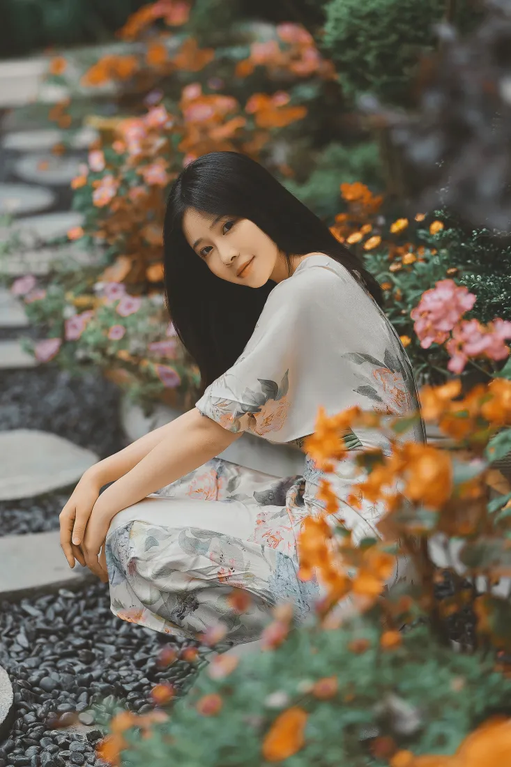 性感少妇手机壁纸｜户外花丛石阶背景图片 - 气质人像「哲风壁纸」