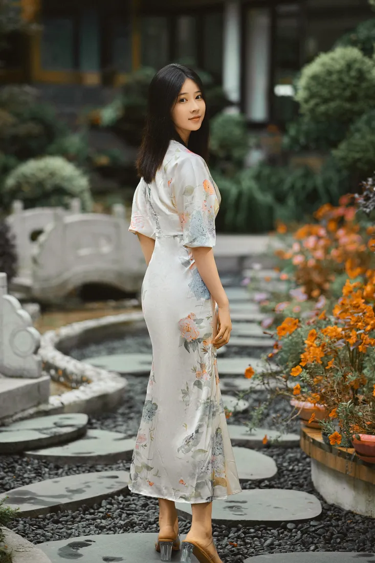 旗袍少妇手机壁纸｜中式庭院背景图片 - 性感国风气质人像「哲风壁纸」