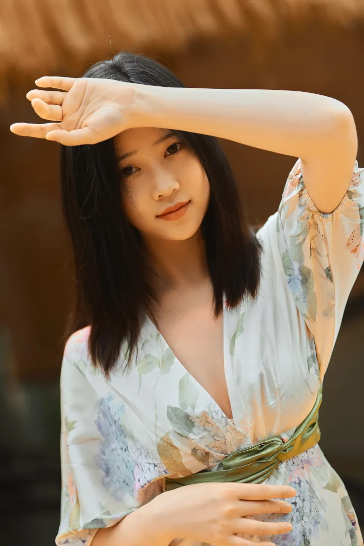 性感少妇手机壁纸｜浅蓝碎花裙背景图片 - 户外气质人像「哲风壁纸」