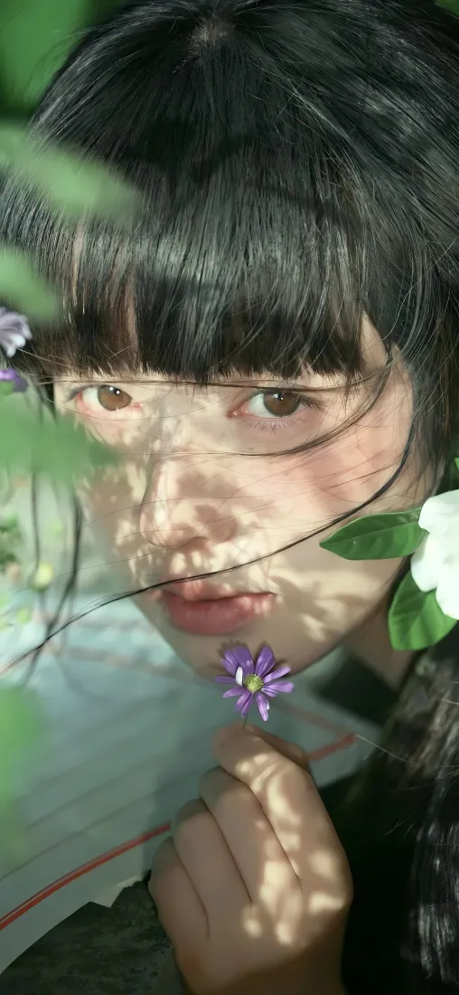 森系少女手机壁纸｜绿叶背景图片 - 清新氛围感人像「哲风壁纸」