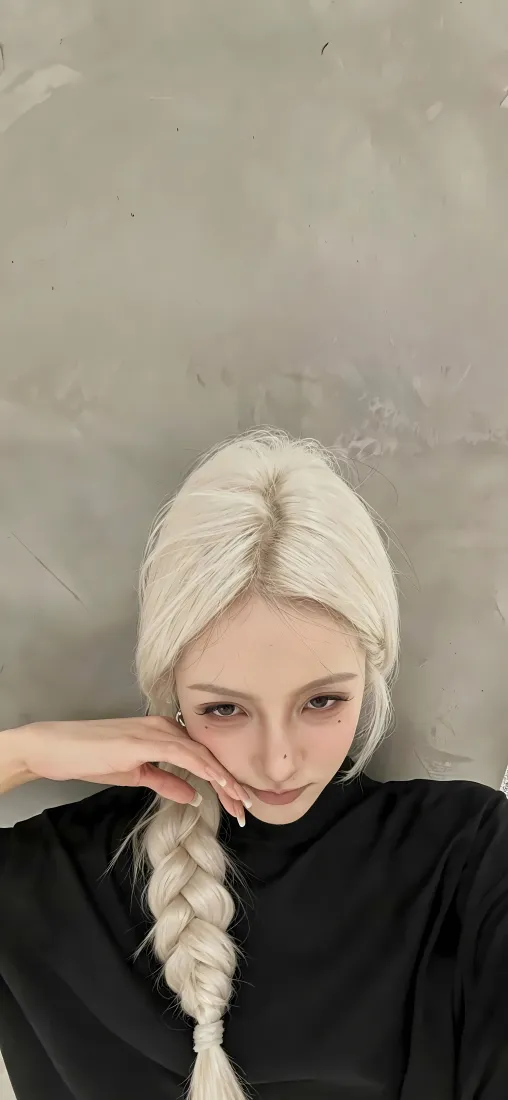 白发美女手机壁纸｜浅灰背景图片 - 麻花辫黑上衣气质女性「哲风壁纸」