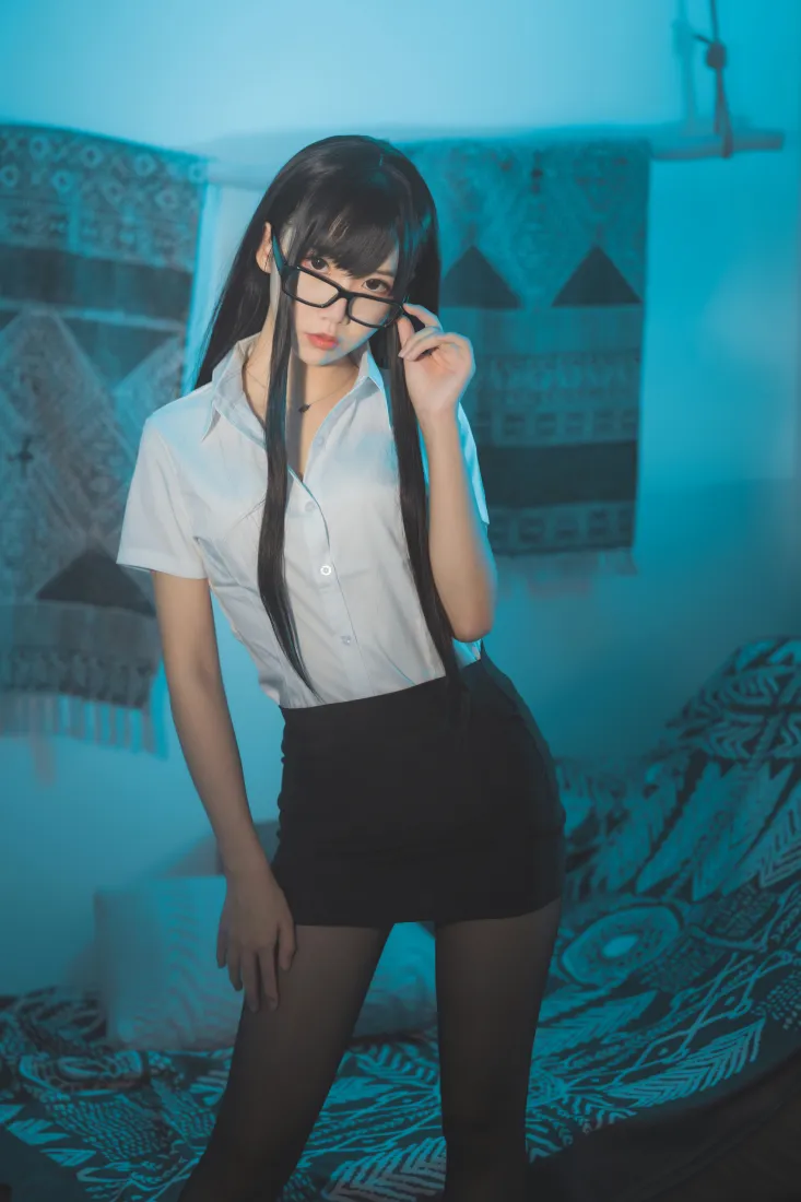 面饼仙儿手机壁纸｜女秘书cos背景图片 - 黑丝职场穿搭「哲风壁纸」