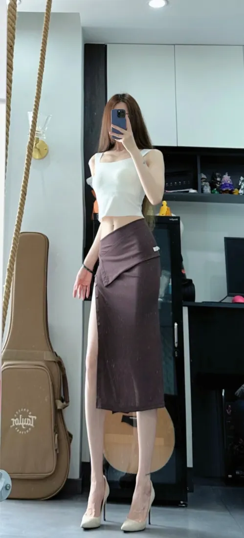御姐手机壁纸｜居家对镜穿搭背景图片 - 大长腿时尚美女「哲风壁纸」