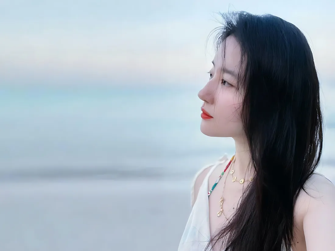 5k清冷长发美女壁纸｜海边蓝天背景图片 - 氛围感白裙侧颜「哲风壁纸」