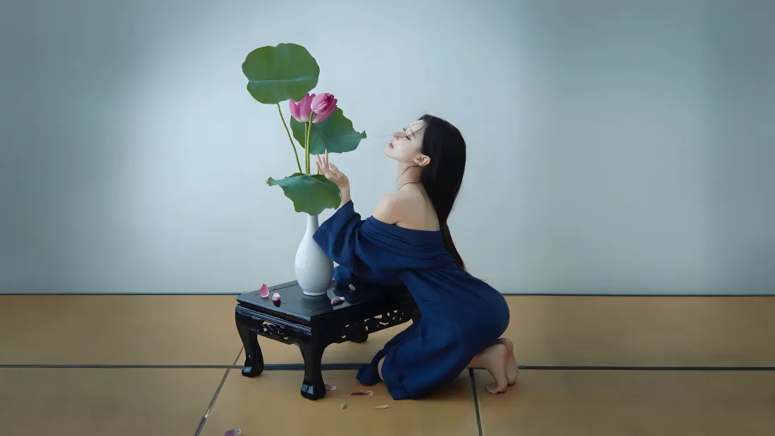 4k蓝衣古风美女壁纸｜荷花室内背景图片 - 高级感人像写真「哲风壁纸」