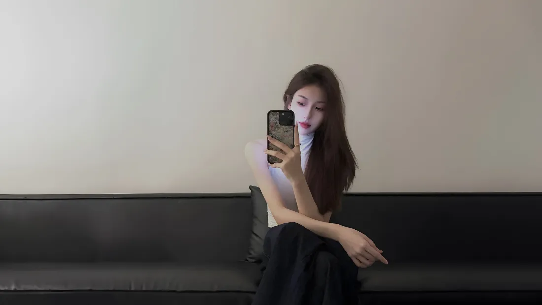 4k长发美女壁纸｜沙发对镜自拍背景图片 - 浅紫上衣穿搭「哲风壁纸」