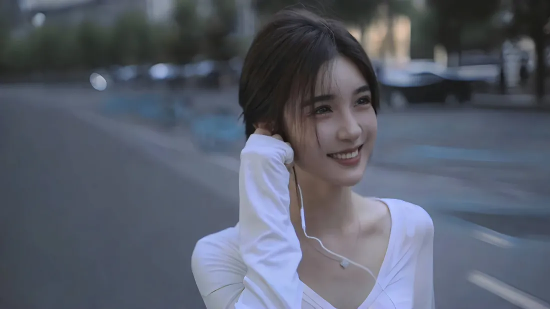 3k白衣美女壁纸｜城市街头背景图片 - 治愈微笑「哲风壁纸」