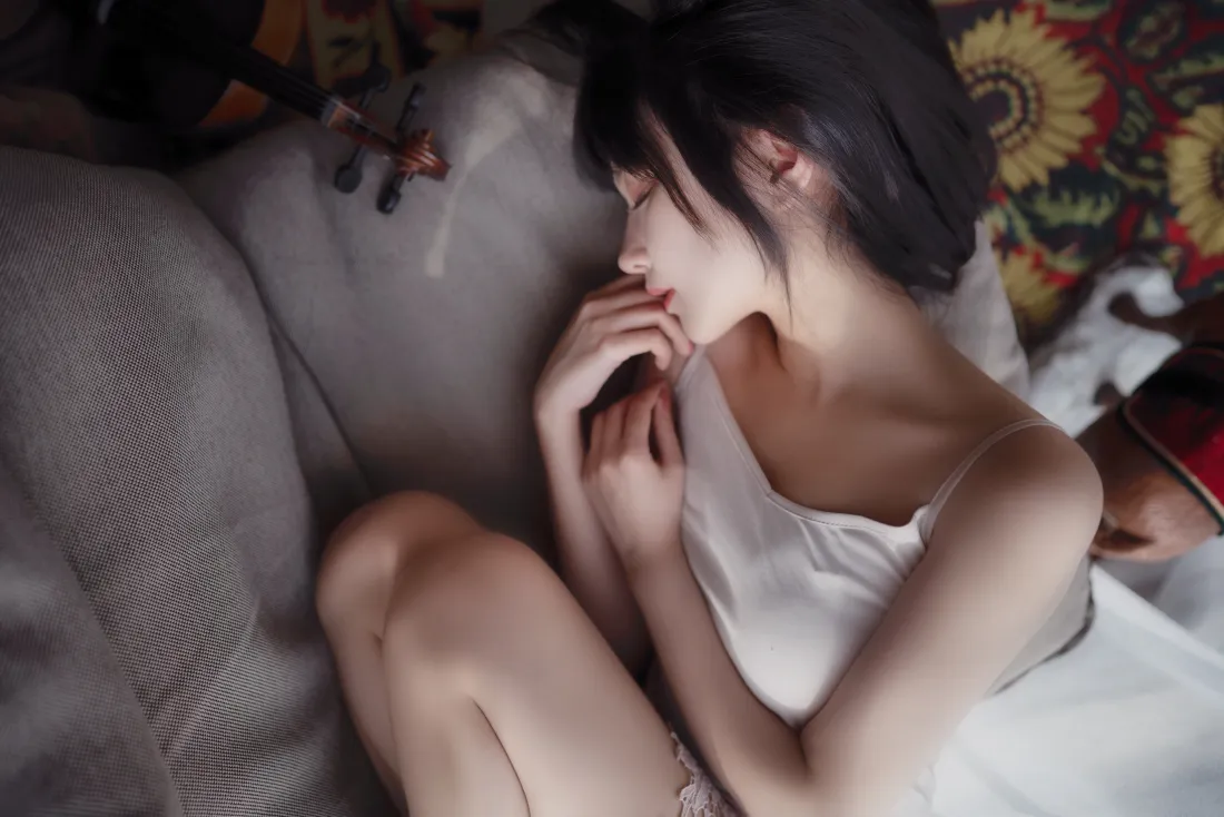 4k短发少女壁纸｜居家沙发背景图片 - 氛围感温柔侧颜「哲风壁纸」