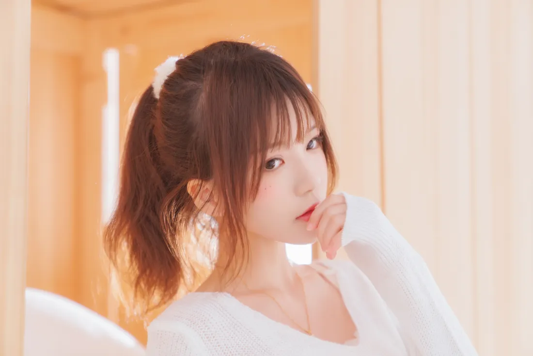 8k马尾甜美少女壁纸｜暖调室内背景图片 - 清新时尚人像「哲风壁纸」