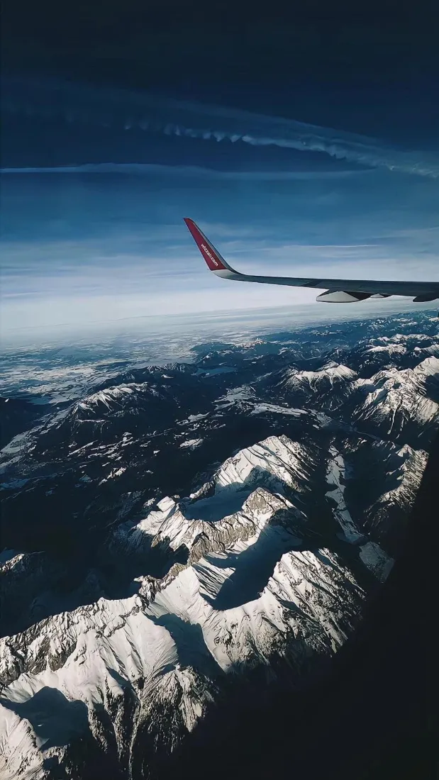 高空俯瞰雪山手机壁纸｜飞机舷窗背景图片 - 自然山脉风景「哲风壁纸」