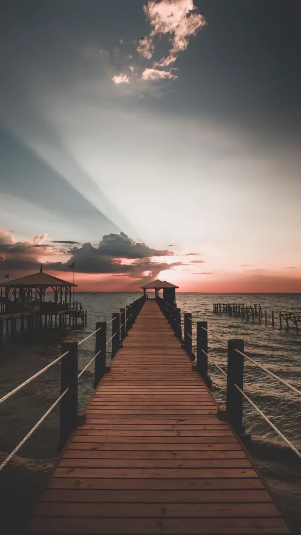 海滨日落手机壁纸｜海边栈道背景图片 - 治愈风景「哲风壁纸」