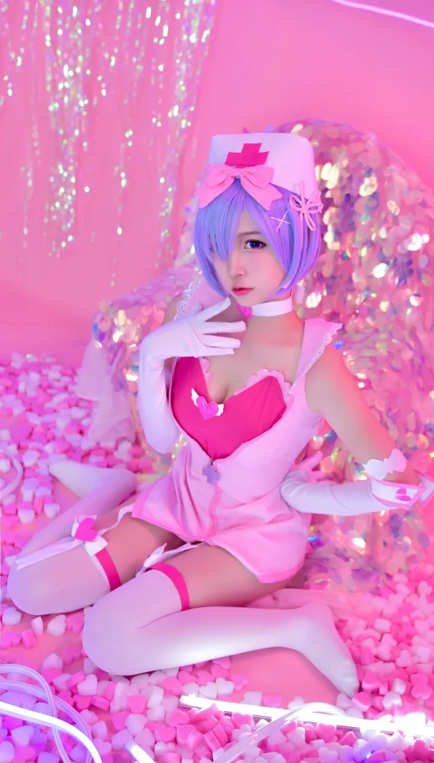蕾姆手机壁纸｜粉色护士cosplay背景图片 - 二佐Nisa白丝写真「哲风壁纸」