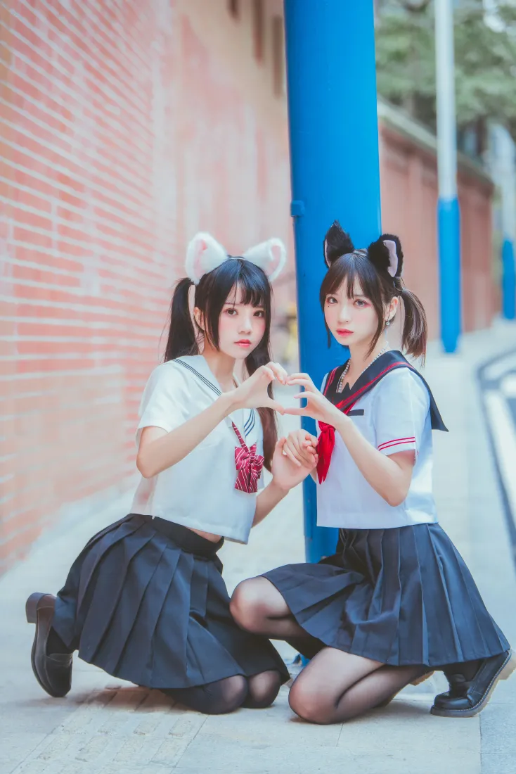 桜桃喵&疯猫ss手机壁纸｜JK少女街拍背景图片 - 猫耳比心「哲风壁纸」