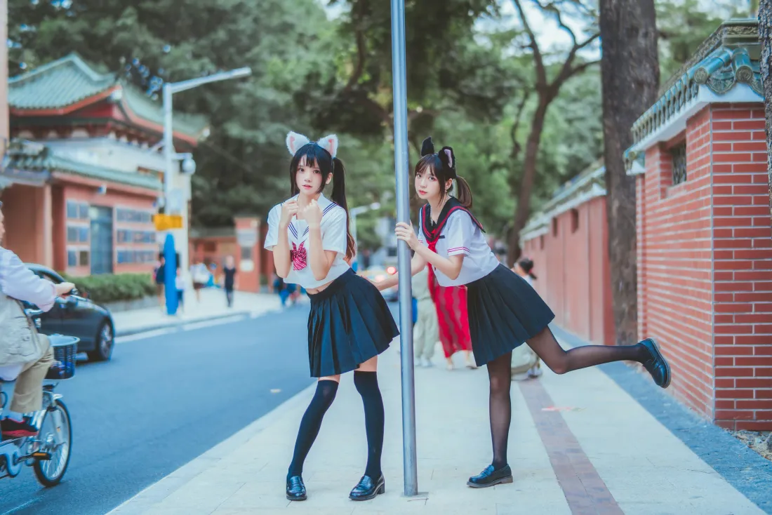 8k桜桃喵疯猫ss壁纸｜JK街拍背景图片 - 双人制服少女「哲风壁纸」