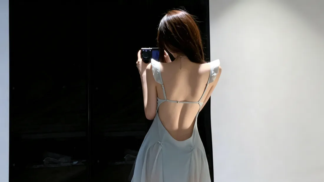 3k露背裙美女壁纸｜对镜自拍背景图片 - 氛围感背影「哲风壁纸」