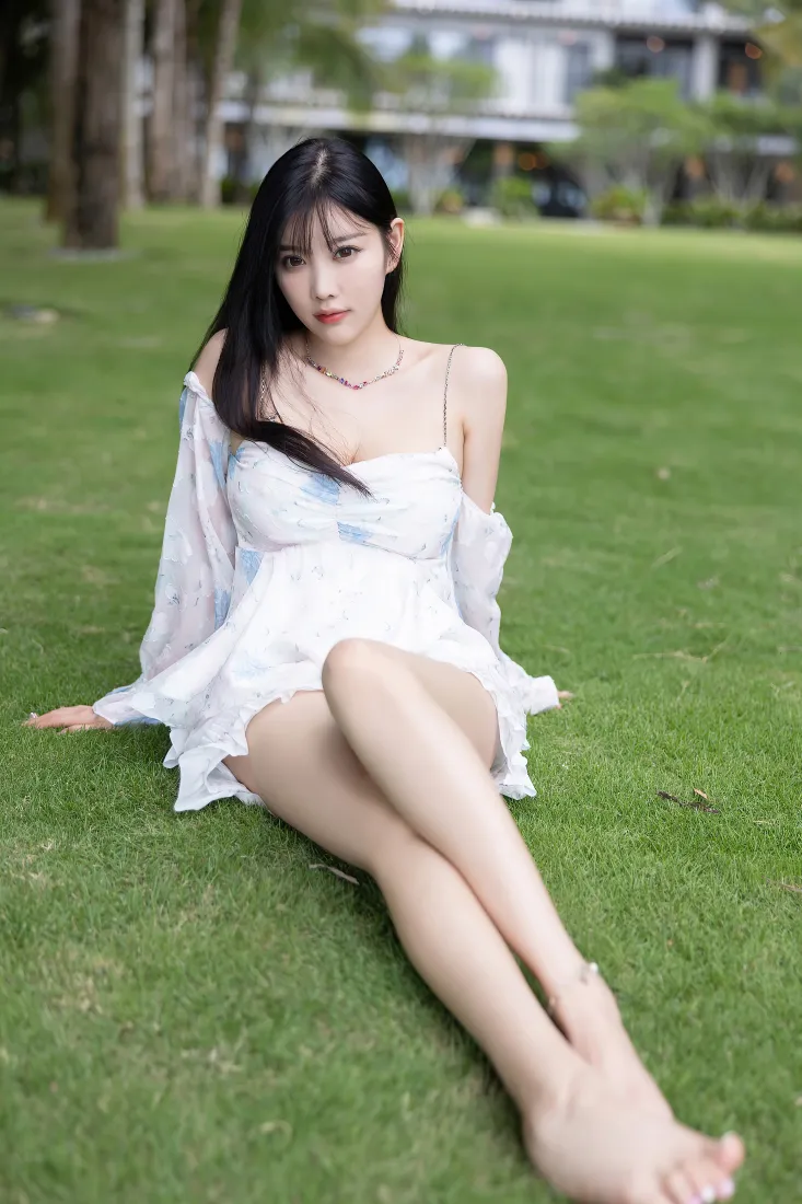 白衣性感美女手机壁纸｜户外草坪背景图片 - 清新气质写真「哲风壁纸」