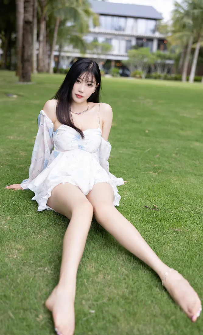 白裙长发美女手机壁纸｜绿色草坪背景图片 - 户外性感写真「哲风壁纸」
