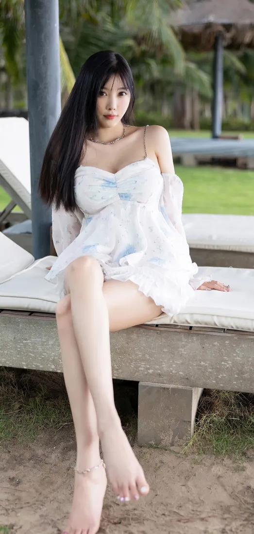 白裙美女手机壁纸｜椰林户外背景图片 - 性感长腿写真「哲风壁纸」
